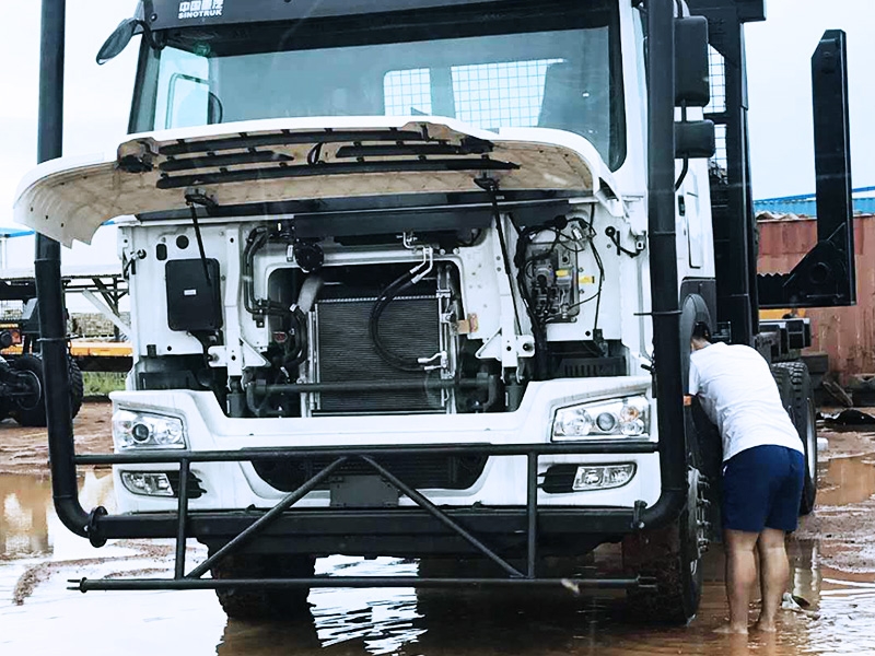 Vérifiez les nouvaux camion avant la livraison pour assurer les camions en bon état