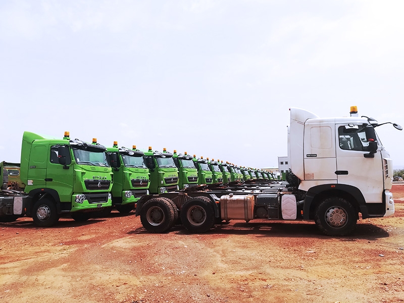 Les produits SINOTRUK ont ​​été améliorés et mis à niveau conformément aux réglementations locales et aux conditions routières en vigueur, et ont bien fonctionné et sont recherchés par le marché et livrés aux utilisateurs finaux par lots.