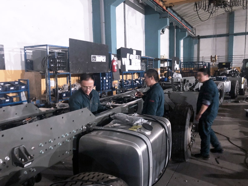 SINOTRUK Morocco team members work overtime at the SITRAK assembly plant at night, in order to make the vehicles off the assembly line as soon as possible.