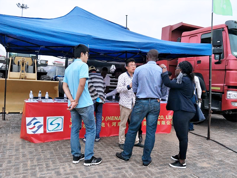 Lors de l'Exposition internationale de Maputo 2019, l'équipe de SINOTRUK a présenté des produits de camion à benne aux visiteurs.