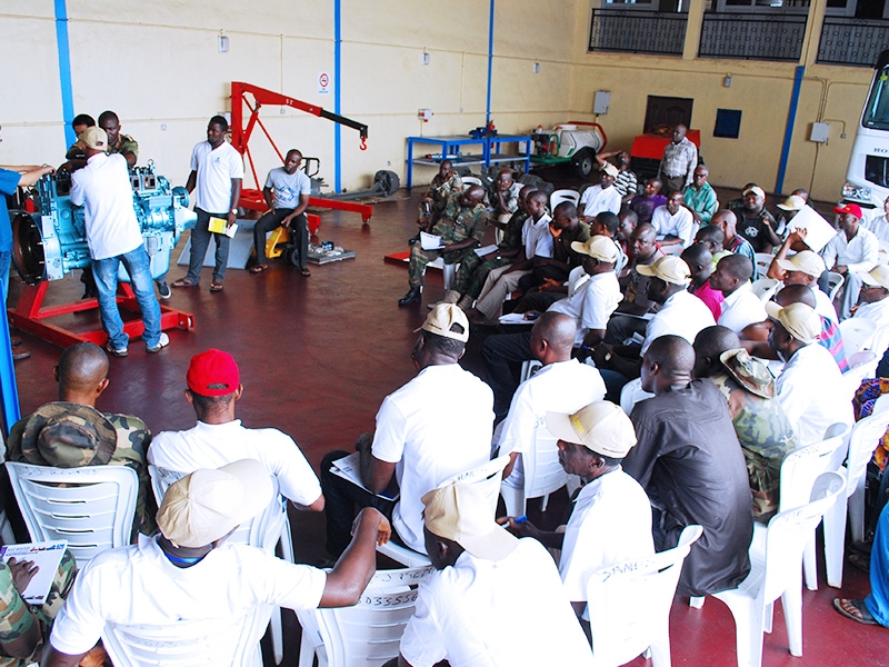 Senior trainers of SINOTRUK train local customers in Nigeria.