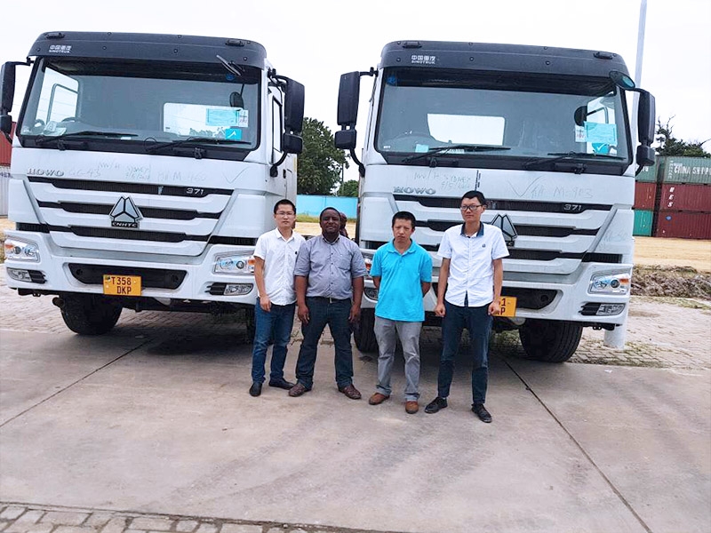 La livraison de camions-tracteurs - Nos clients ont apprécié hautement notre présentation des produits en détails et notre aide au paiement et pris une photo avec nous avant la livraison des camions.