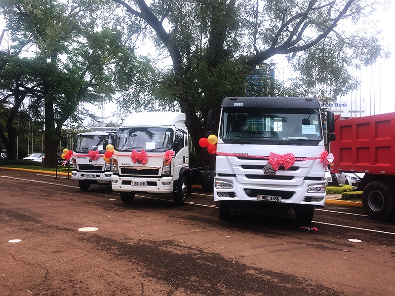 Le deuxième banquet d'appréciation pour les clients de SINOTRUK a eu lieu en novembre 2019 à l'hôtel cinq étoiles SERENA Hotel à Kampala, en Ouganda. Des camions lourds nouvellement décorés étaient garés devant le hall de l'hôtel.