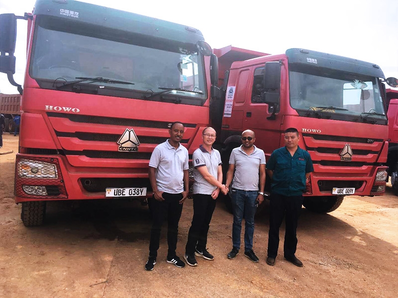 Le distributeur de SINOTRUK Ouganda DOUBLE Q livre des véhicules aux clients.