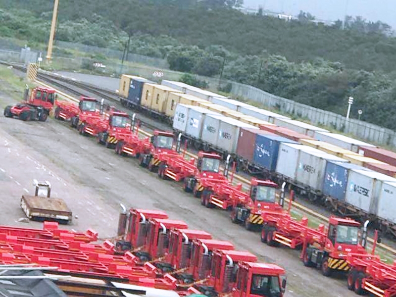 SINOTRUK terminal tractor purchased by South African National Transportation Company has been put into operation in Durban port, South Africa.