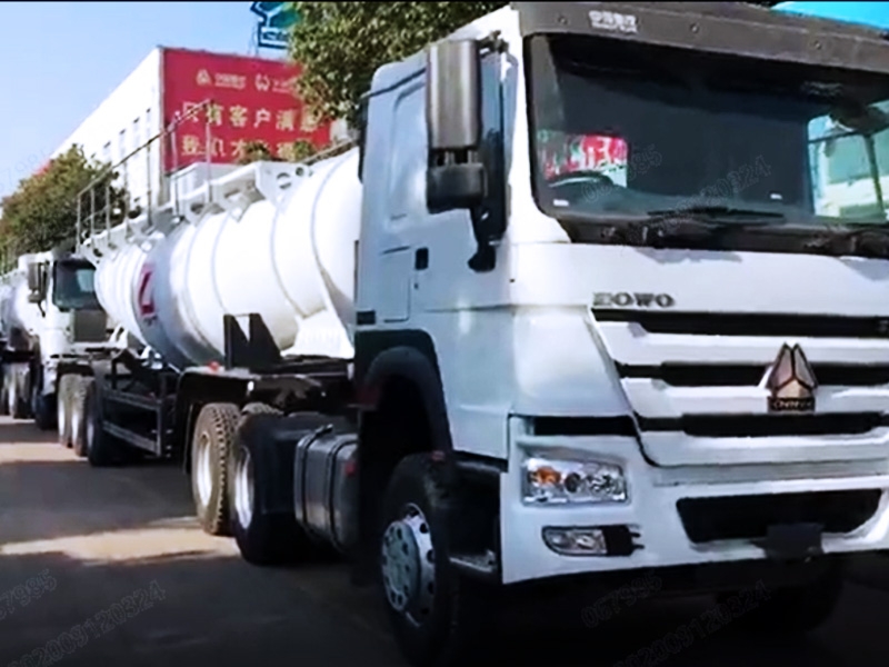 Tracteurs et remorques citernes à acide livrés au client zambien, utilisés pour le transport de l'acide vers la fonderie de cuivre. Les camions sont en bon état et le client fait entièrement confiance à la marque SINOTRUK.