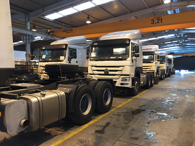 Après l'assemblage professionnel par l'équipe de distributeur, un lot de tracteurs HOWO attend le débogage hors ligne.